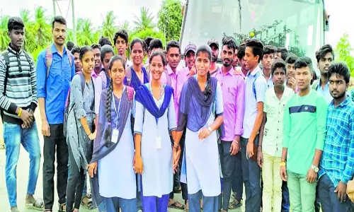 சரியான நேரத்திற்கு பஸ் வராததால் ஆத்திரம்; அரசு பஸ்சை சிறைபிடித்து மாணவ-மாணவிகள் போராட்டம்