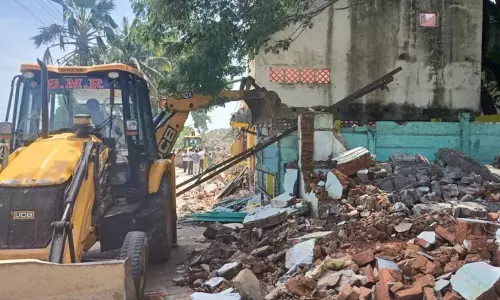 சிதம்பரத்தில் நீர்நிலை ஆக்கிரமிப்பில் கட்டப்பட்டிருந்த வீடுகள் அகற்றம் சிதம்பரத்தில் நீர்நிலை ஆக்கிரமிப்பில் கட்டப்பட்டிருந்த வீடுகள் அகற்றம்