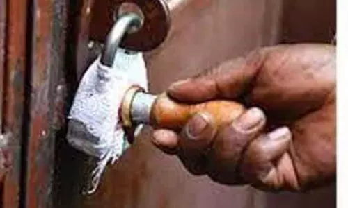 அனுமதியற்ற 52 மது பார்களை பூட்டி சீல் அனுமதியற்ற 52 மது பார்களை பூட்டி சீல்
