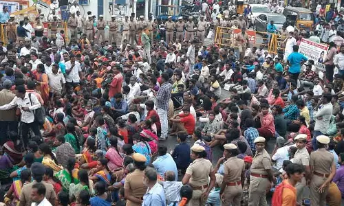 உறவினர்கள் அரசியல் கட்சியினர் சாலை மறியல் உறவினர்கள் அரசியல் கட்சியினர் சாலை மறியல்