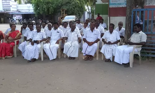 நீடாமங்கலத்தில், ஊராட்சி மன்ற தலைவர்கள்  காத்திருப்பு போராட்டம்