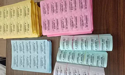 ரூ.25 லட்சம் மதிப்புள்ள லாட்டரி சீட்டுகள் பறிமுதல் அண்ணன்-தம்பி உள்பட 3 பேர் கைது ரூ.25 லட்சம் மதிப்புள்ள லாட்டரி சீட்டுகள் பறிமுதல் அண்ணன்-தம்பி உள்பட 3 பேர் கைது