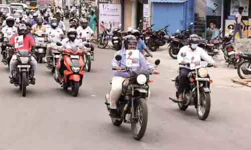 கரூரில், இருசக்கர வாகன விழிப்புணர்வு பேரணி கரூரில், இருசக்கர வாகன விழிப்புணர்வு பேரணி
