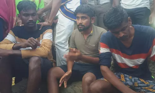 தண்ணீர் திறப்பு அதிகரிக்கப்பட்ட நிலையில் காவிரி ஆற்றின் நடுவில் சிக்கிய 3 வாலிபர்கள் மீட்பு தண்ணீர் திறப்பு அதிகரிக்கப்பட்ட நிலையில் காவிரி ஆற்றின் நடுவில் சிக்கிய 3 வாலிபர்கள் மீட்பு