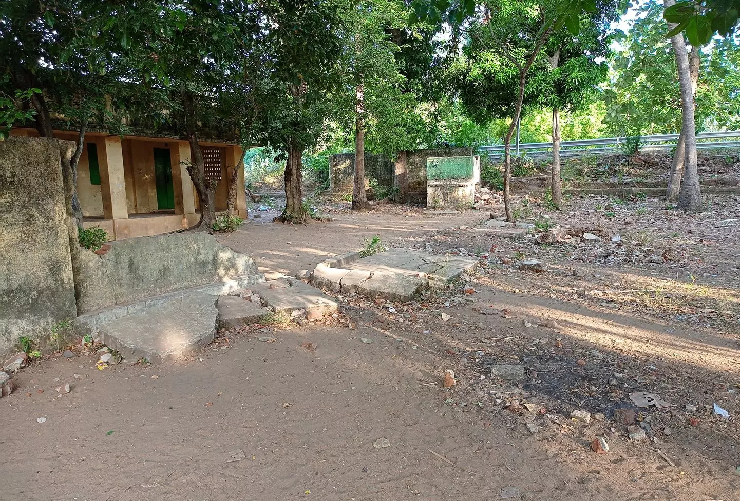 அரசு பள்ளி வளாகத்தில் சுற்றுச்சுவர் கட்டப்படுவது எப்போது? - மாணவர்களின் பெற்றோர் அரசு பள்ளி வளாகத்தில் சுற்றுச்சுவர் கட்டப்படுவது எப்போது? - மாணவர்களின் பெற்றோர்