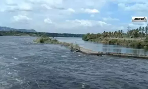 கரை புரண்டு ஓடும் காவிரி ஆறு; 40 வீடுகளை சூழ்ந்த வெள்ளம் - 120 பேர் மீட்பு