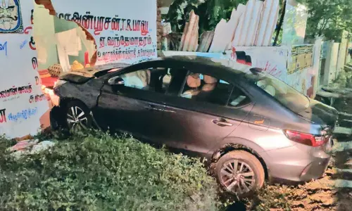 மோட்டார் சைக்கிள் மீது பெண் ஓட்டி வந்த கார் மோதல் - 4 பேர் காயம் மோட்டார் சைக்கிள் மீது பெண் ஓட்டி வந்த கார் மோதல் - 4 பேர் காயம்