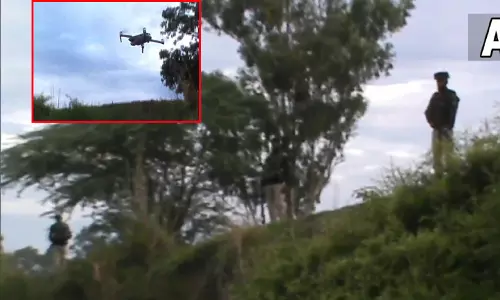 காஷ்மீரில் பறந்த மர்ம ஆளில்லா விமானம்; பாதுகாப்பு படை தேடுதல் வேட்டை காஷ்மீரில் பறந்த மர்ம ஆளில்லா விமானம்; பாதுகாப்பு படை தேடுதல் வேட்டை