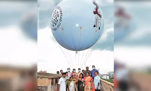 செஸ் ஒலிம்பியாட் ராட்சத பலூன் - கலெக்டர் பறக்கவிட்டார் செஸ் ஒலிம்பியாட் ராட்சத பலூன் - கலெக்டர் பறக்கவிட்டார்