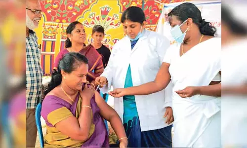 பொன்னேரியில் பொதுமக்களுக்கு தடுப்பூசி செலுத்திய நகராட்சி தலைவர் பொன்னேரியில் பொதுமக்களுக்கு தடுப்பூசி செலுத்திய நகராட்சி தலைவர்