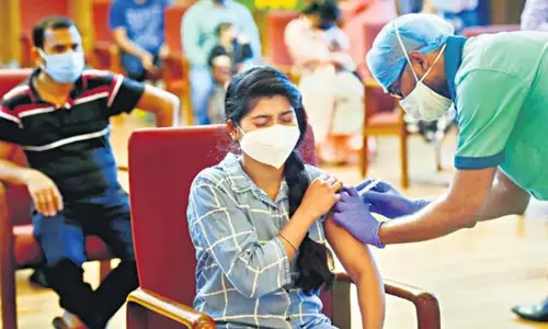 நாட்டில் செலுத்திய கொரோனா தடுப்பூசி டோஸ் எண்ணிக்கை 200 கோடி; மத்திய மந்திரி அறிவிப்பு