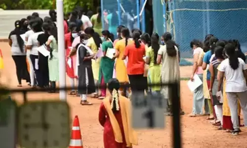 நாடு முழுவதும் நீட் தேர்வு தொடங்கியது நாடு முழுவதும் நீட் தேர்வு தொடங்கியது