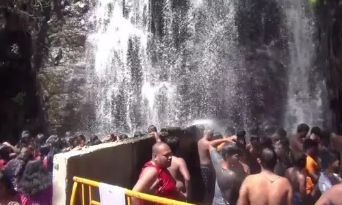 விடுமுறை நாளையொட்டி அகஸ்தியர் அருவியில் குவிந்த சுற்றுலா பயணிகள்...!