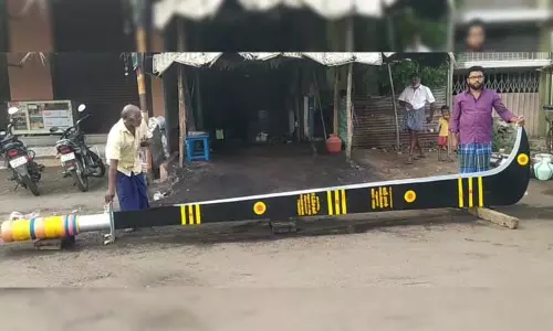 கோவிலுக்கு நேர்த்திகடனுக்காக சுமார் 18 அடி உயரத்தில் தயாரிக்கப்பட்ட ராட்சத அரிவாள் கோவிலுக்கு நேர்த்திகடனுக்காக சுமார் 18 அடி உயரத்தில் தயாரிக்கப்பட்ட ராட்சத அரிவாள்