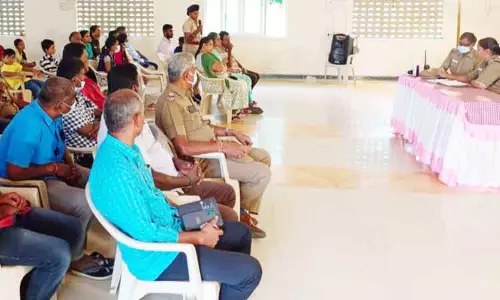 காவலர் குடியிருப்பு கட்டித்தர வேண்டும்