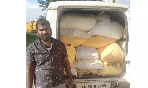 காரில் கடத்த முயன்ற 1½ டன் ரேஷன் அரிசி பறிமுதல்