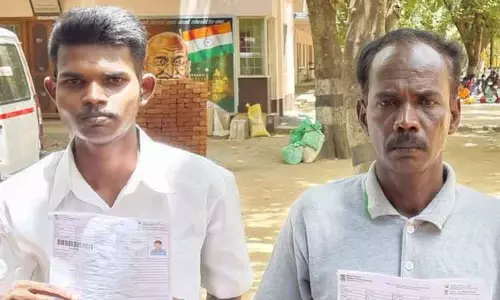 நீட் தேர்வு எழுதிய தந்தை-மகன் நீட் தேர்வு எழுதிய தந்தை-மகன்