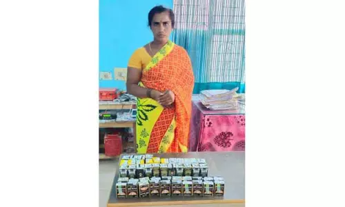 கர்நாடக மாநில மது பாக்கெட்டுகள் விற்ற பெண் கைது கர்நாடக மாநில மது பாக்கெட்டுகள் விற்ற பெண் கைது