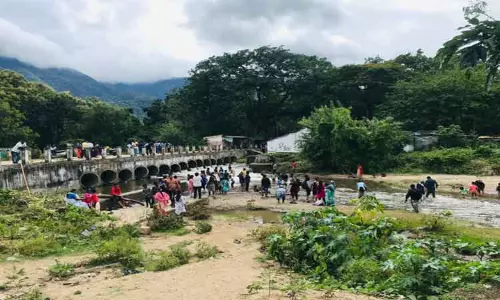 சாடிவயல் சின்னாற்றில் குவிந்த சுற்றுலா பயணிகள்