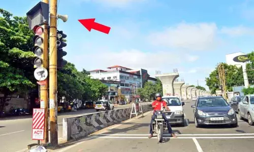 சிக்னலில் நிற்கும் வாகன ஓட்டிகளை மகிழ்விக்க இன்னிசை ஒலிபரப்பு