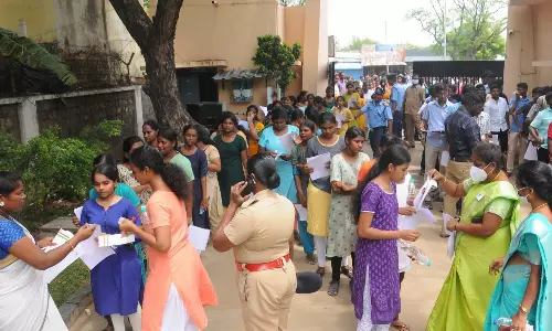 596 மாணவ-மாணவிகள் நீட் தேர்வு எழுதினர்