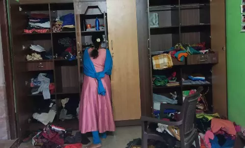 இன்சூரன்ஸ் அதிகாரி வீட்டில் 40 பவுன் நகை திருட்டு