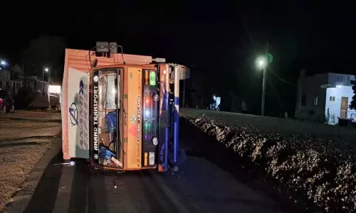 லாரி கவிழ்ந்து விபத்து