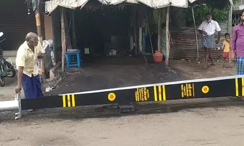 18 அடி உயர ராட்சத அரிவாள் 18 அடி உயர ராட்சத அரிவாள்