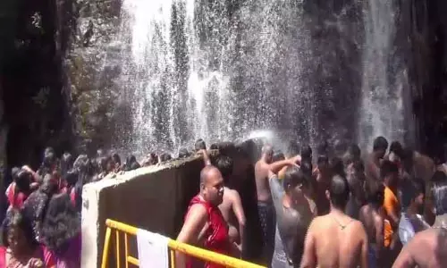 அகஸ்தியர் அருவியில் குவிந்த சுற்றுலா பயணிகள்