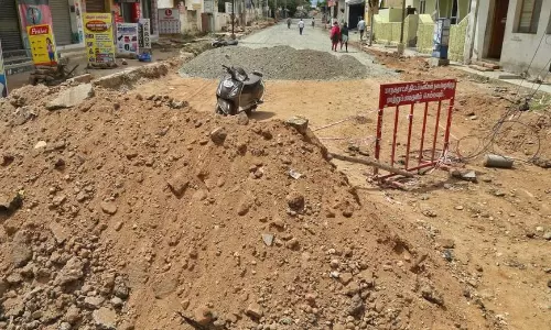 திருப்பூர் கோர்ட்டு ரோட்டில் சாலை பணிகள் மந்தகதி திருப்பூர் கோர்ட்டு ரோட்டில் சாலை பணிகள் மந்தகதி