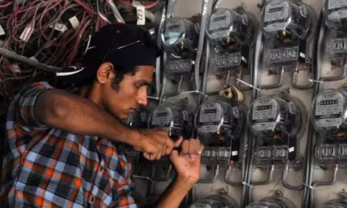 அரியானா: தொடர் மின் திருட்டு; 3 நாட்களில் 3 ஆயிரம் வழக்குகள் பதிவு - ரூ.9.82 கோடி அபராதம் அரியானா: தொடர் மின் திருட்டு; 3 நாட்களில் 3 ஆயிரம் வழக்குகள் பதிவு - ரூ.9.82 கோடி அபராதம்