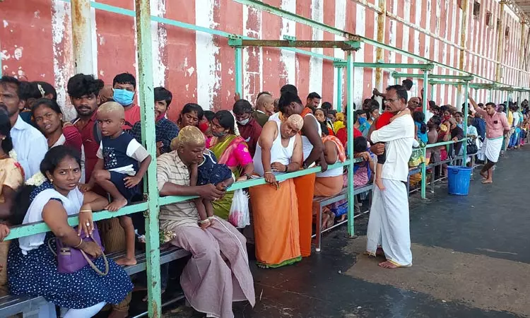 திருச்செந்தூர் சுப்பிரமணிய சுவாமி கோவிலில் ஆடி மாத பிறப்பை முன்னிட்டு தீர்த்தவாரி திருச்செந்தூர் சுப்பிரமணிய சுவாமி கோவிலில் ஆடி மாத பிறப்பை முன்னிட்டு தீர்த்தவாரி