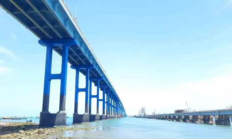 பாம்பன் ரோடு பாலத்தில் வர்ணம் பூசும் பணி தீவிரம் பாம்பன் ரோடு பாலத்தில் வர்ணம் பூசும் பணி தீவிரம்