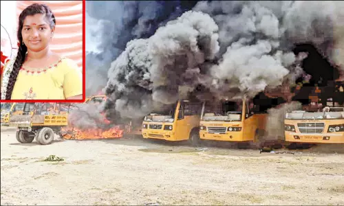 கள்ளக்குறிச்சி மாணவி இறந்த விவகாரம்: பள்ளியை சூறையாடிய போராட்டக்காரர்கள்