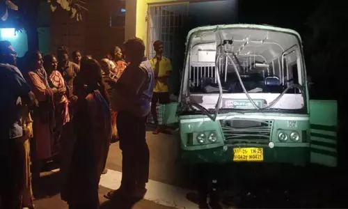 ஆரணி அருகே அரசு பேருந்துகள் நேருக்கு நேர் மோதி விபத்து - சிறுவர்கள் உட்பட 17 பேர் காயம் ஆரணி அருகே அரசு பேருந்துகள் நேருக்கு நேர் மோதி விபத்து - சிறுவர்கள் உட்பட 17 பேர் காயம்