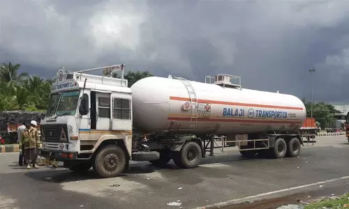 ஓடும் சிலிண்டர் லாரியில் கேஸ் கசிவு: மும்பையிலிருந்து விரைந்து வந்த தொழில் நுட்ப நிபுணர்..! ஓடும் சிலிண்டர் லாரியில் கேஸ் கசிவு: மும்பையிலிருந்து விரைந்து வந்த தொழில் நுட்ப நிபுணர்..!