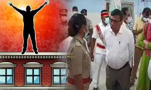 சேலம்: அரசு பள்ளி மாணவி மாடியில் இருந்து குதித்து தற்கொலை முயற்சி..! சேலம்: அரசு பள்ளி மாணவி மாடியில் இருந்து குதித்து தற்கொலை முயற்சி..!