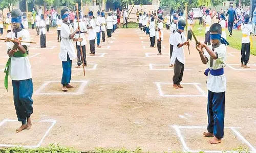 அரசு வேலைவாய்ப்பில் இட ஒதுக்கீடு; முதல்-அமைச்சருக்கு நன்றி தெரிவித்த சிலம்ப மாணவ-மாணவிகள் அரசு வேலைவாய்ப்பில் இட ஒதுக்கீடு; முதல்-அமைச்சருக்கு நன்றி தெரிவித்த சிலம்ப மாணவ-மாணவிகள்