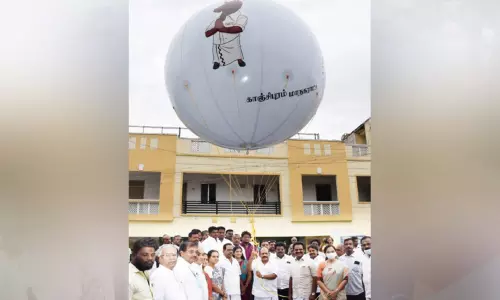 காஞ்சீபுரம்: செஸ் ஒலிம்பியாட் போட்டி குறித்து விழிப்புணர்வு வாசகங்கள் அடங்கிய ராட்சத பலூன் காஞ்சீபுரம்: செஸ் ஒலிம்பியாட் போட்டி குறித்து விழிப்புணர்வு வாசகங்கள் அடங்கிய ராட்சத பலூன்