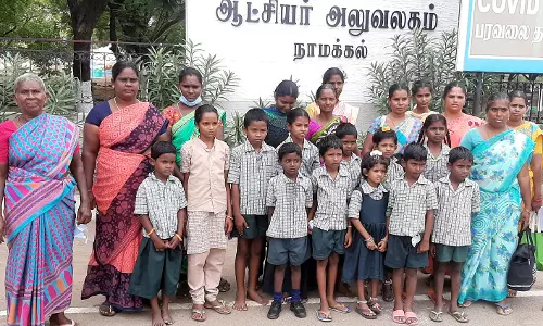 செவிந்திப்பட்டியில் இருந்து மலைப்பட்டிக்கு  காலை, மாலை வேளைகளில் பஸ் வசதி ஏற்படுத்த வேண்டும்  மாணவர்களுடன் பெற்றோர் மனு