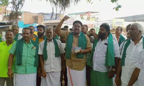 முல்லைப்பெரியாறு அணையில் ரூல் கர்வ் விதியை அமல்படுத்த எதிர்ப்பு: பொதுப்பணித்துறை அலுவலகத்தை விவசாயிகள் முற்றுகை முல்லைப்பெரியாறு அணையில் ரூல் கர்வ் விதியை அமல்படுத்த எதிர்ப்பு: பொதுப்பணித்துறை அலுவலகத்தை விவசாயிகள் முற்றுகை