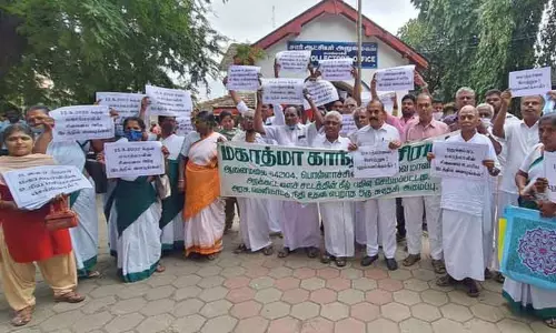 காந்தி சிலையை மீண்டும் நிறுவ வேண்டும்