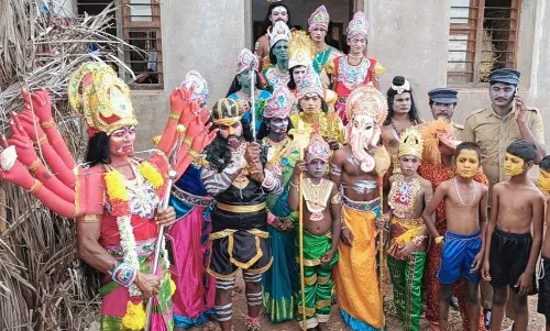 கடவுள் வேடம் அணிந்து பக்தர்கள் வழிபாடு