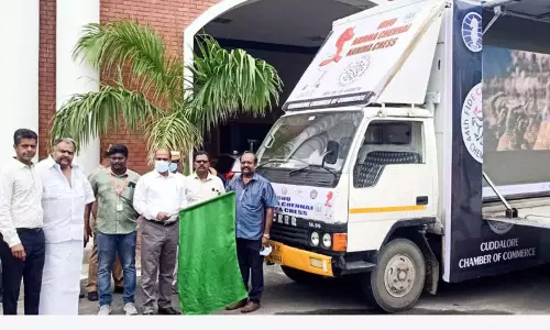 கடலூரில்    செஸ் ஒலிம்பியாட் குறித்த விழிப்புணர்வு வாகனம்    கலெக்டர் தொடங்கி வைத்தார்