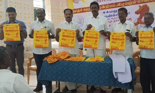 சின்னம் அச்சிடப்பட்ட மஞ்சப்பையை பொதுமக்களுக்கு வழங்கி விழிப்புணர்வு