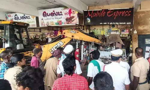 பழனி பஸ் நிலையத்தில் ஆக்கிரமிப்புகள் அகற்றம் பழனி பஸ் நிலையத்தில் ஆக்கிரமிப்புகள் அகற்றம்