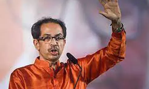 சிவசேனாவில் 2-ம் கட்ட தலைவர்களுக்கு முக்கிய பொறுப்பு- உத்தவ் தாக்கரே நடவடிக்கை சிவசேனாவில் 2-ம் கட்ட தலைவர்களுக்கு முக்கிய பொறுப்பு- உத்தவ் தாக்கரே நடவடிக்கை