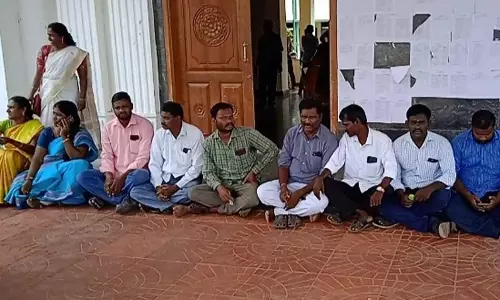 அரசு கல்லூரியில் கவுரவ விரிவுரையாளர்கள் திடீர் போராட்டம் அரசு கல்லூரியில் கவுரவ விரிவுரையாளர்கள் திடீர் போராட்டம்