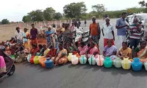 குடிநீர் கேட்டு காலிக்குடங்களுடன் பொதுமக்கள் மறியல் குடிநீர் கேட்டு காலிக்குடங்களுடன் பொதுமக்கள் மறியல்