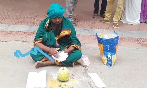 பூஜை செய்து பூசணிக்காய் உடைக்க முயன்றவரால் பரபரப்பு பூஜை செய்து பூசணிக்காய் உடைக்க முயன்றவரால் பரபரப்பு